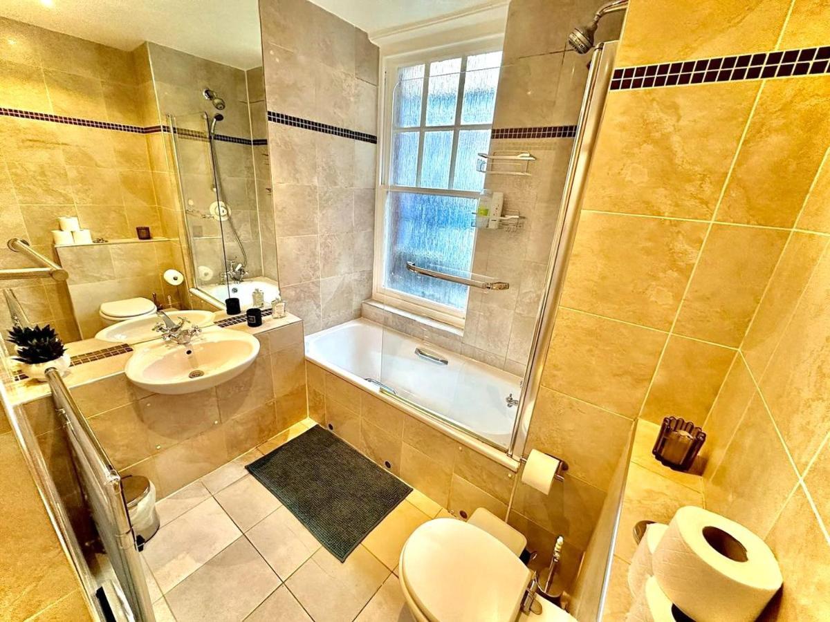 Alluring 2-bed, 2-bath Flat On High Street Kensington, Near Kensington Palace * Londres